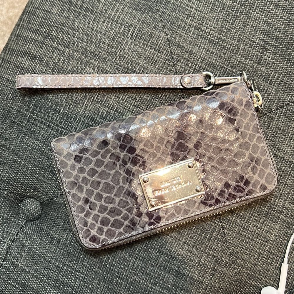 Michael Kors Snake Skin Leather Wristlet/Wallet - Picture 2 of 8